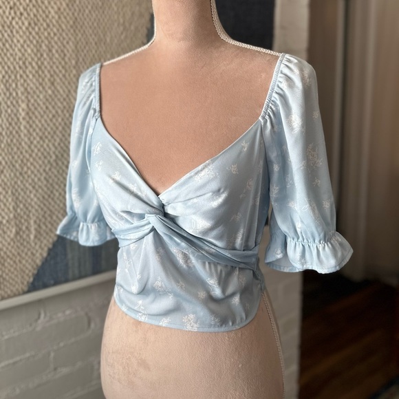 Pacsun 100% Recycled Poly Blue Floral Twist Front Puff Sleeve Crop Top - Picture 3 of 10